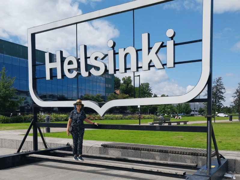 Helsinque, a estátua e a pomba&nbsp;indiferente